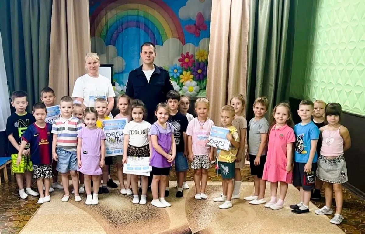 В рамках акции «Маленькие добрые дела» в ГБДОУ «Детский сад №55 г.о Макеевка» прошла по-настоящему важная и добрая встреча с инспектором ГИБДД, чтобы научить малышей главным правилам дорожной безопасности В рамках акции «Маленькие добрые дела» в ГБДОУ «Детский сад №55 г.о Макеевка» прошла по-настоящему важная и добрая встреча с инспектором ГИБДД, чтобы научить малышей главным правилам дорожной безопасности