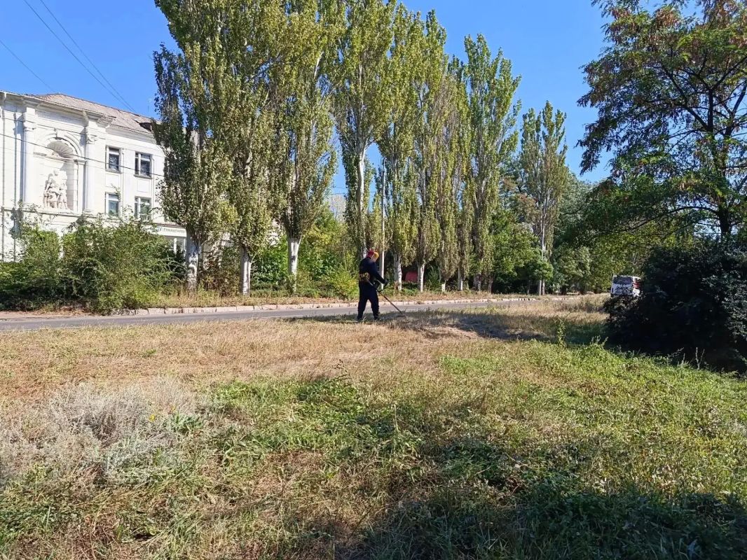 Сегодня, 9 сентября, с целью приведения территории в надлежащее санитарное состояние силами Управы Кировского внутригородского района Администрации городского округа Макеевка проведены работы по покосу сорных и карантинных... Сегодня, 9 сентября, с целью приведения территории в надлежащее санитарное состояние силами Управы Кировского внутригородского района Администрации городского округа Макеевка проведены работы по покосу сорных и карантинных...