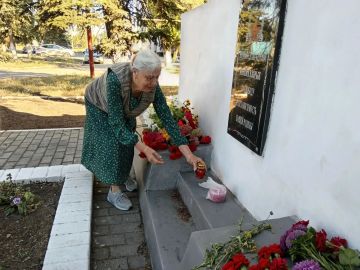 Вчера, в знаменательный день, посвященный освобождению Донбасса, представители Совета ветеранов Горняцкого внутригородского района возложили цветы к памятному мемориалу