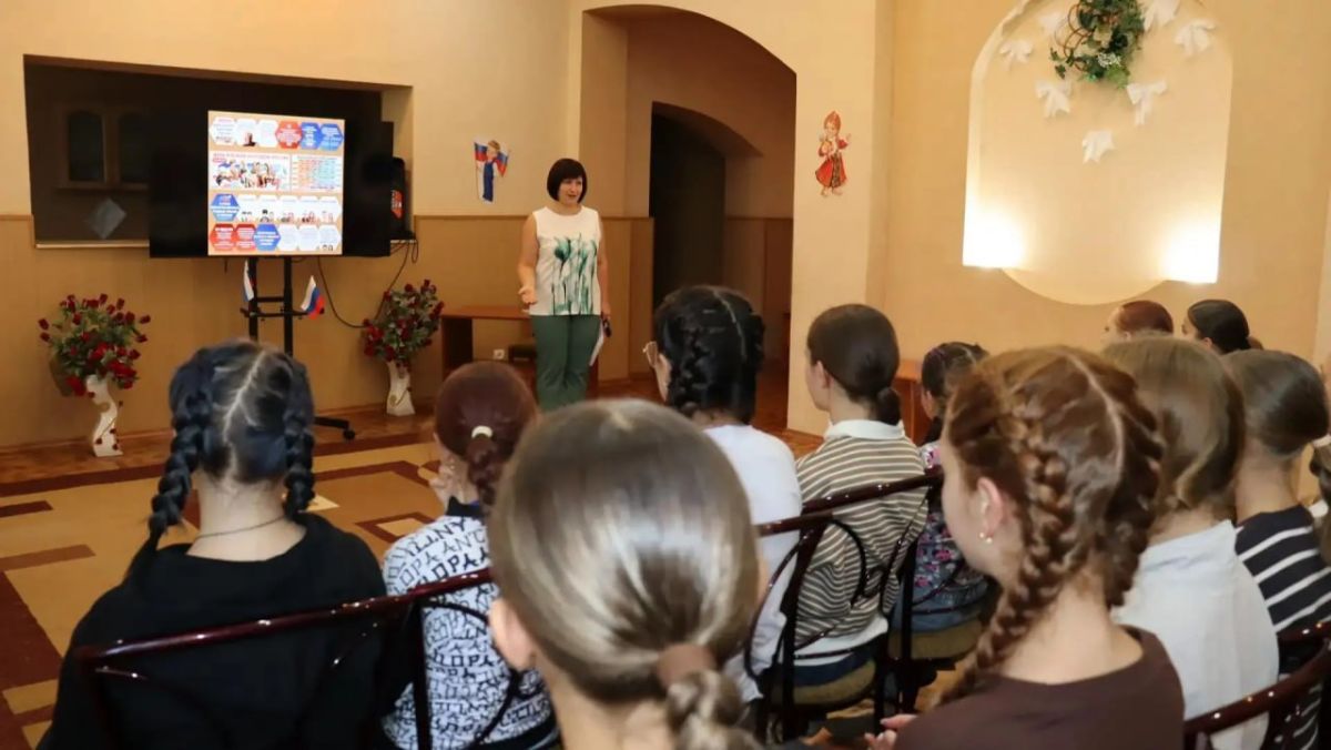 В Муниципальном бюджетном учреждении «Городской дворец культуры им. В. Г. Кирсановой», Дворец культуры «ЯКХЗ» для участников художественной самодеятельности прошла игра-викторина «Как говорит Россия», приуроченная ко Дню... В Муниципальном бюджетном учреждении «Городской дворец культуры им. В. Г. Кирсановой», Дворец культуры «ЯКХЗ» для участников художественной самодеятельности прошла игра-викторина «Как говорит Россия», приуроченная ко Дню...
