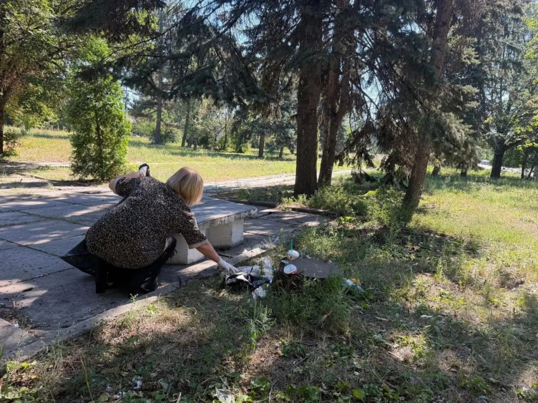 Сегодня, 3 сентября, в рамках акции «Маленькие добрые дела», силами активистов ПО №547 были проведены работы по уборке видимого мусора на подведомственной территории в сквере по ул. Папанина Сегодня, 3 сентября, в рамках акции «Маленькие добрые дела», силами активистов ПО №547 были проведены работы по уборке видимого мусора на подведомственной территории в сквере по ул. Папанина