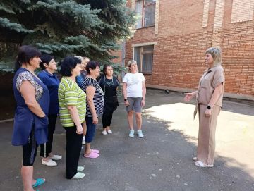 Спикер Елена Пинега провела встречу с населением на подведомственной территории по адресу: г. Макеевка, мкр. Зелёный, 22