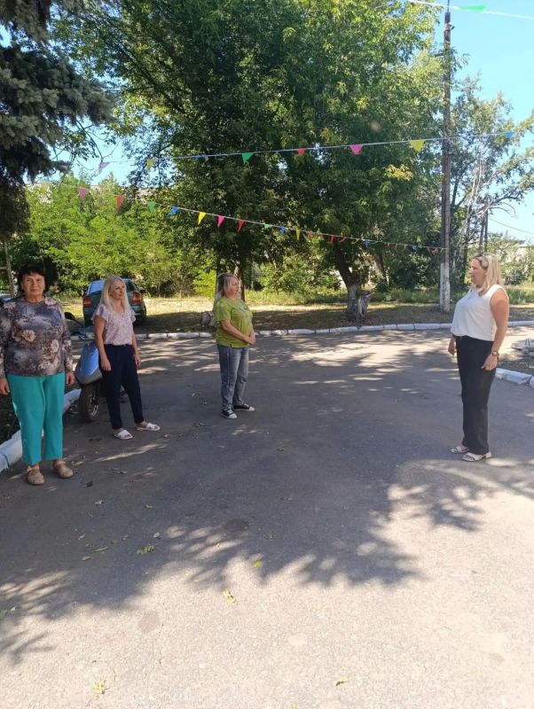 Сегодня, 9 сентября лидер общественного мнения Анна Первий провела встречу с трудовым коллективом ГБУ СО «Центр социального обслуживания населения Червоногвардейского района города Макеевки» Сегодня, 9 сентября лидер общественного мнения Анна Первий провела встречу с трудовым коллективом ГБУ СО «Центр социального обслуживания населения Червоногвардейского района города Макеевки»