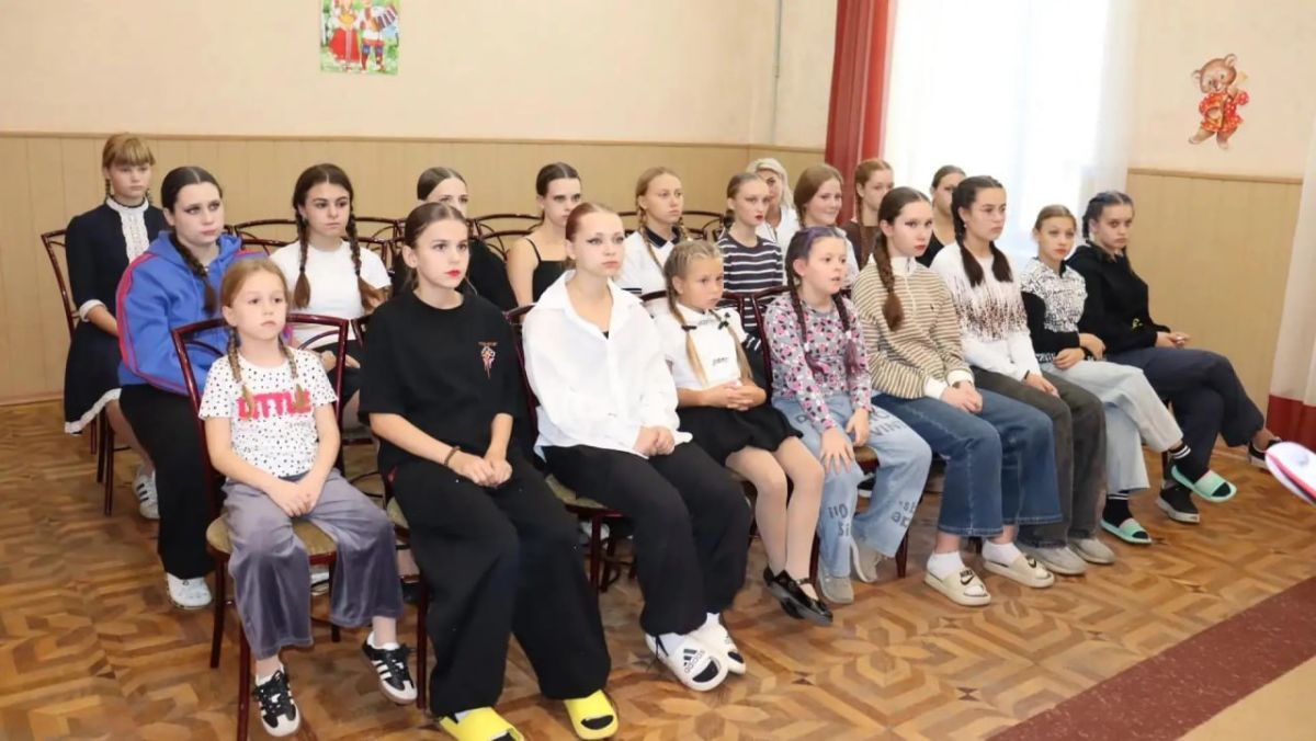 В Муниципальном бюджетном учреждении «Городской дворец культуры им. В. Г. Кирсановой», Дворец культуры «ЯКХЗ» для участников художественной самодеятельности прошла игра-викторина «Как говорит Россия», приуроченная ко Дню... В Муниципальном бюджетном учреждении «Городской дворец культуры им. В. Г. Кирсановой», Дворец культуры «ЯКХЗ» для участников художественной самодеятельности прошла игра-викторина «Как говорит Россия», приуроченная ко Дню...
