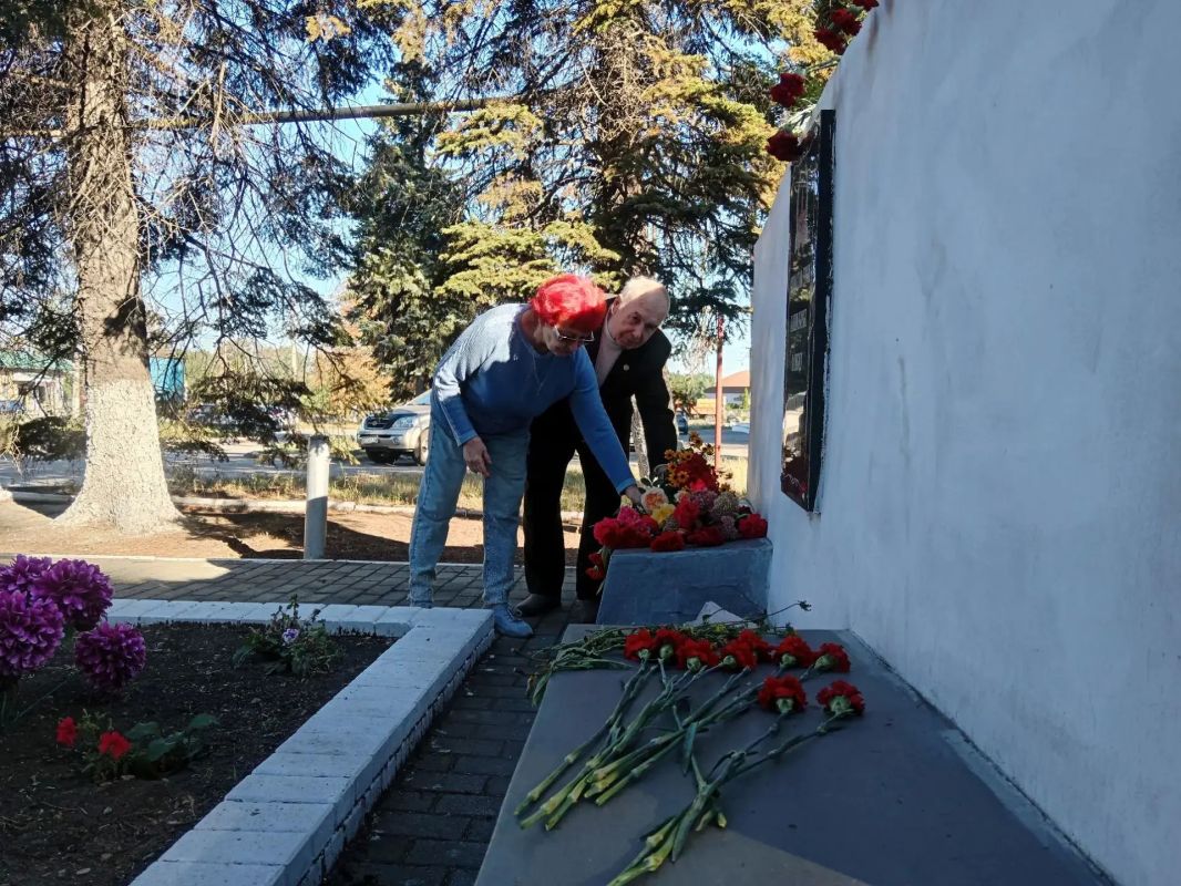 Вчера, в знаменательный день, посвященный освобождению Донбасса, представители Совета ветеранов Горняцкого внутригородского района возложили цветы к памятному мемориалу Вчера, в знаменательный день, посвященный освобождению Донбасса, представители Совета ветеранов Горняцкого внутригородского района возложили цветы к памятному мемориалу