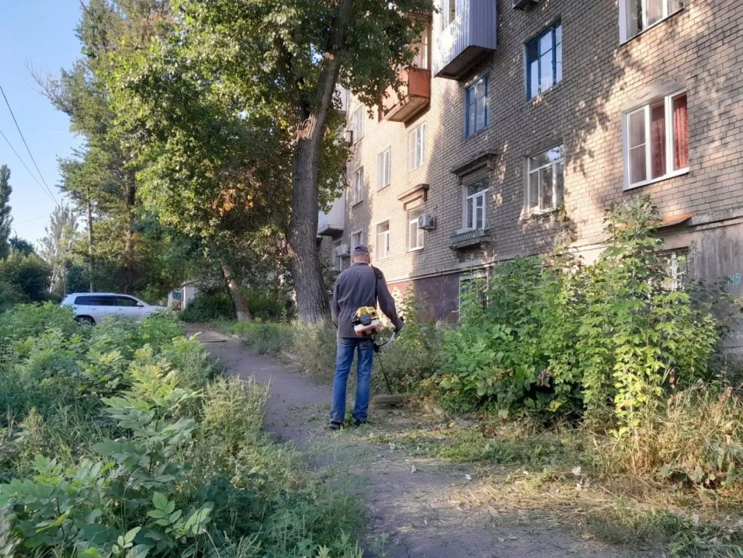 Сегодня, 3 сентября, в рамках акции «Маленькие добрые дела», силами активистов ПО №547 были проведены работы по уборке видимого мусора на подведомственной территории в сквере по ул. Папанина Сегодня, 3 сентября, в рамках акции «Маленькие добрые дела», силами активистов ПО №547 были проведены работы по уборке видимого мусора на подведомственной территории в сквере по ул. Папанина