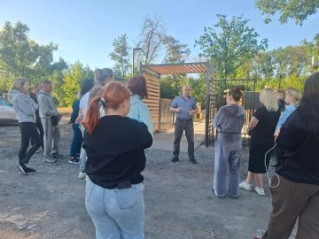 8 сентября руководитель Управы Советского внутригородского района Администрации городского округа Макеевка Сергей Савельев провел встречу с населением на детской площадке по улице Рабочая жилого массива им. Кирова