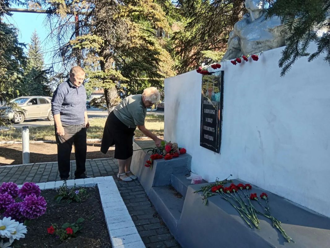 Вчера, в знаменательный день, посвященный освобождению Донбасса, представители Совета ветеранов Горняцкого внутригородского района возложили цветы к памятному мемориалу Вчера, в знаменательный день, посвященный освобождению Донбасса, представители Совета ветеранов Горняцкого внутригородского района возложили цветы к памятному мемориалу