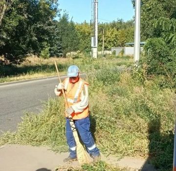 Сегодня, 10 сентября, с целью приведения территории в надлежащее санитарное состояние сотрудниками Филиала № 5 «Ясиновский коксохимический завод» ООО «ЮГМК ДОНЕЦК» проведены работы по покосу и уборке сорных и карантинных...