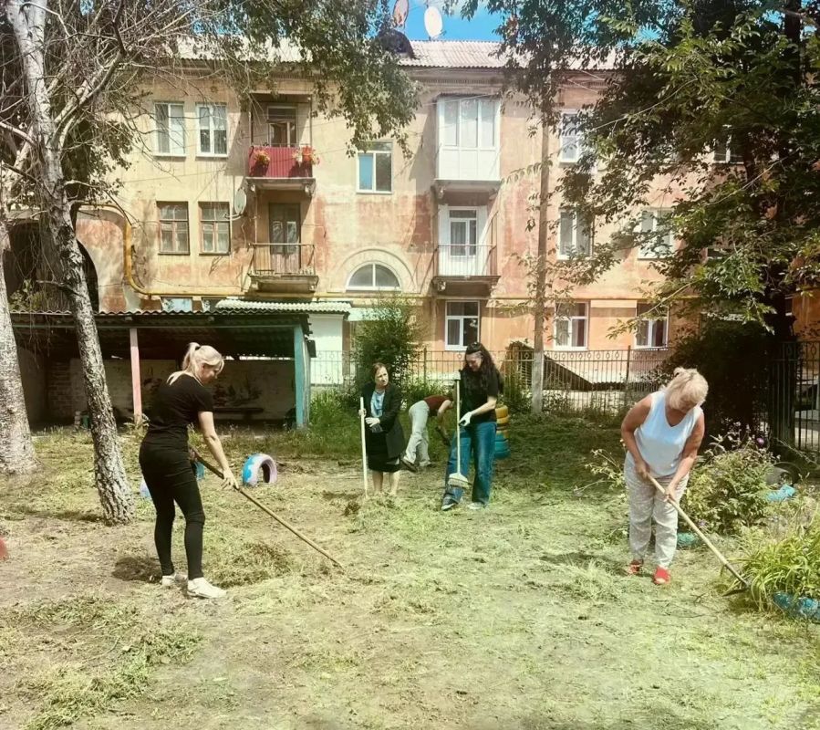 Сегодня, 10 сентября, учреждения образования и здравоохранения, в преддверии празднования Дня города Макеевки, приняли активное участие в акции «Чистый четверг» и привели в надлежащее санитарное состояние свои территории Сегодня, 10 сентября, учреждения образования и здравоохранения, в преддверии празднования Дня города Макеевки, приняли активное участие в акции «Чистый четверг» и привели в надлежащее санитарное состояние свои территории