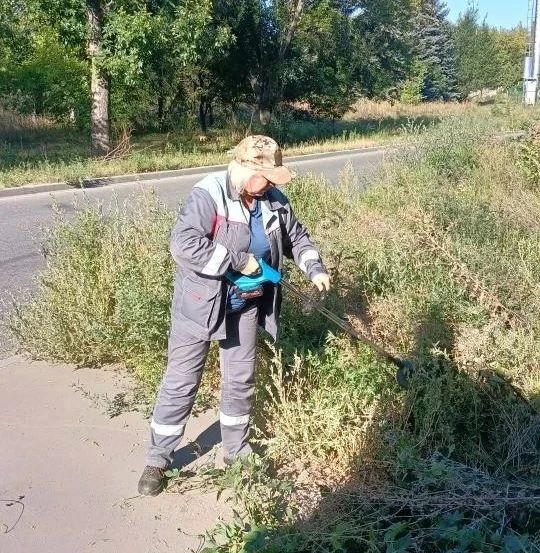 Сегодня, 10 сентября, с целью приведения территории в надлежащее санитарное состояние сотрудниками Филиала № 5 «Ясиновский коксохимический завод» ООО «ЮГМК ДОНЕЦК» проведены работы по покосу и уборке сорных и карантинных... Сегодня, 10 сентября, с целью приведения территории в надлежащее санитарное состояние сотрудниками Филиала № 5 «Ясиновский коксохимический завод» ООО «ЮГМК ДОНЕЦК» проведены работы по покосу и уборке сорных и карантинных...