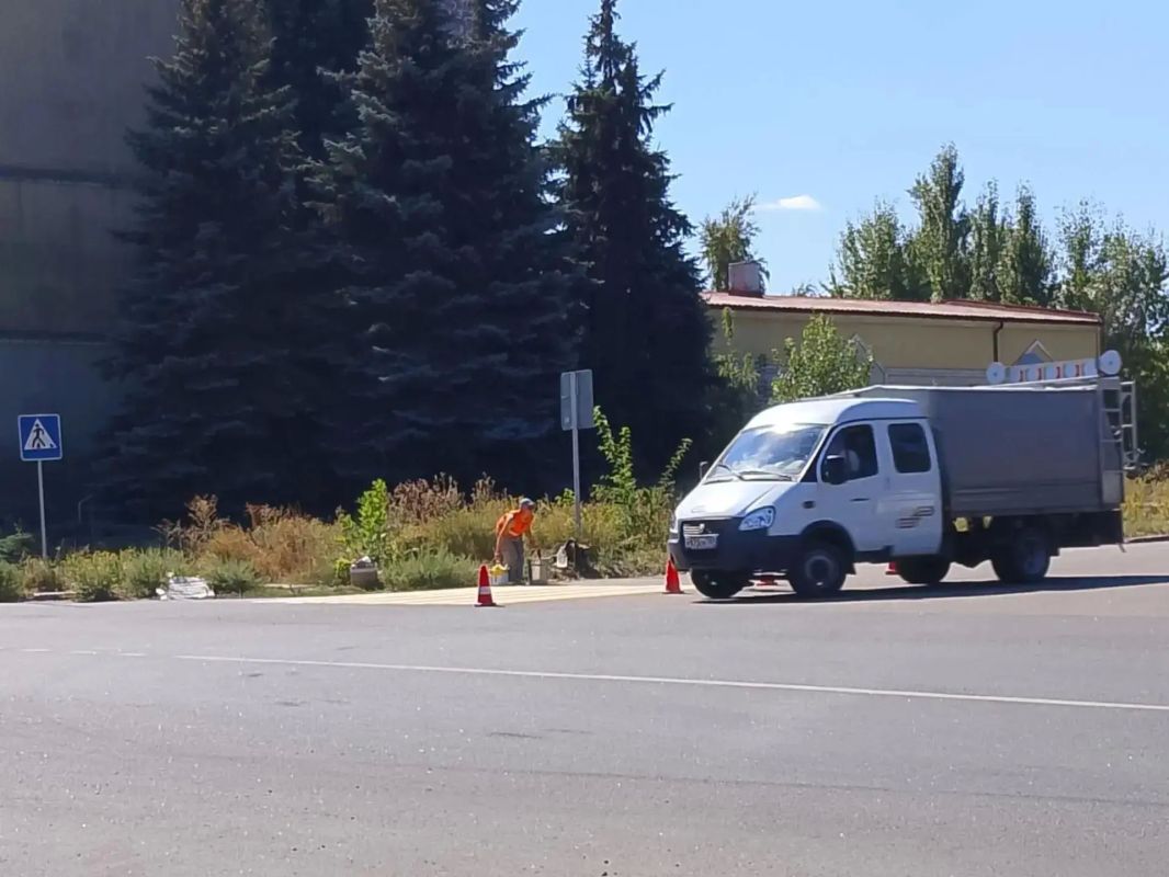 В Макеевке продолжаются работы по нанесению дорожной разметки В Макеевке продолжаются работы по нанесению дорожной разметки