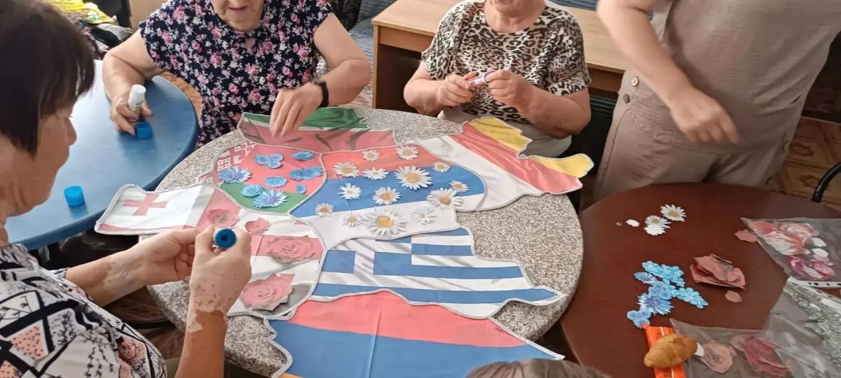 Цветы как символы народов: итоги акции в Макеевке Цветы как символы народов: итоги акции в Макеевке