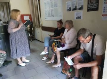Сегодня, 10 сентября лидер общественного мнения Людмила Гузар провела встречу с жителями жилого массива Горького в Клиентской службе Социального фонда России в Червоногвардейском районе г. Макеевки