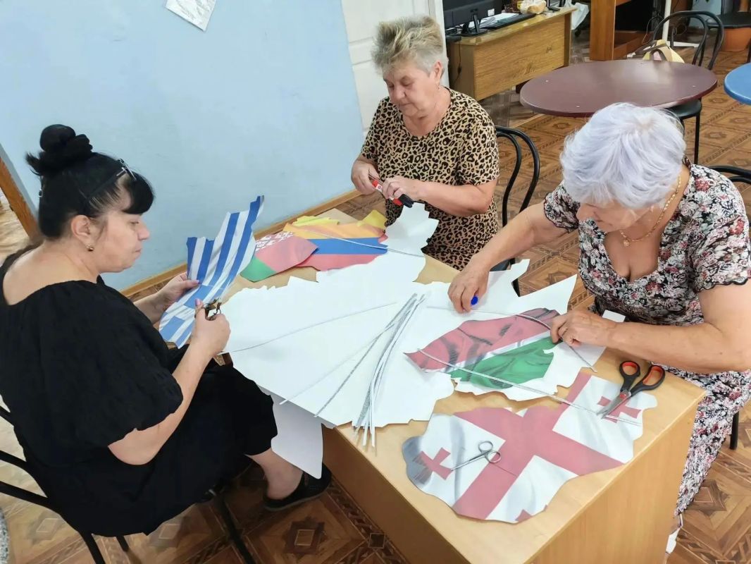 Цветы как символы народов: итоги акции в Макеевке Цветы как символы народов: итоги акции в Макеевке