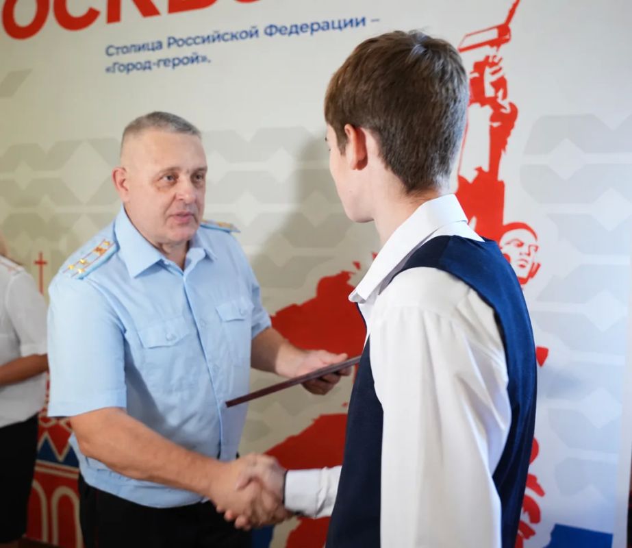 Полицейские поблагодарили детей, участвовавших в спасении пострадавших в ДТП Полицейские поблагодарили детей, участвовавших в спасении пострадавших в ДТП