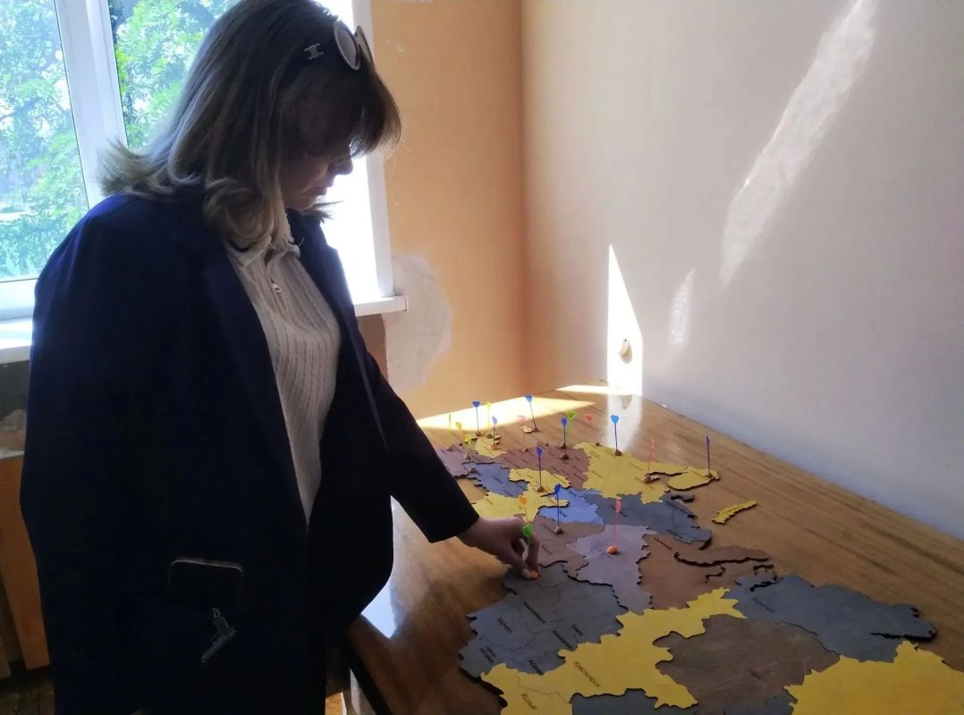 В Управе Червоногвардейского внутригородского района Администрации городского округа Макеевка ко Дню города Макеевки начал работу артобъект — «От Макеевки до самых дальних рубежей России» В Управе Червоногвардейского внутригородского района Администрации городского округа Макеевка ко Дню города Макеевки начал работу артобъект — «От Макеевки до самых дальних рубежей России»