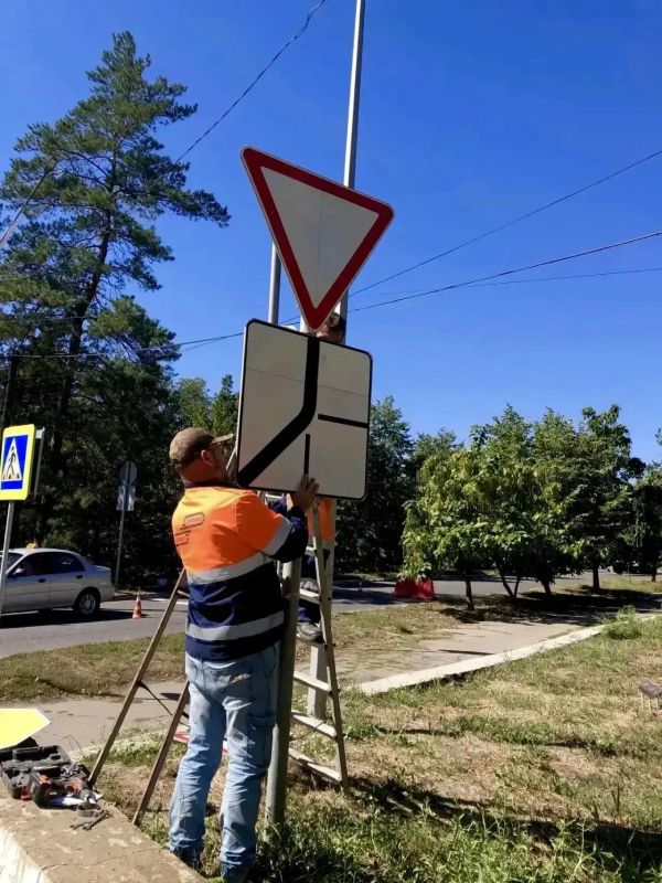 #СОДЕРЖАНИЕ_СВОД за сутки. Выполнили ещё ряд мероприятий для безопасности и обеспечения порядка на дорогах общего пользования Установили новые дорожные знаки на автомобильных дорогах: #СОДЕРЖАНИЕ_СВОД за сутки. Выполнили ещё ряд мероприятий для безопасности и обеспечения порядка на дорогах общего пользования Установили новые дорожные знаки на автомобильных дорогах: