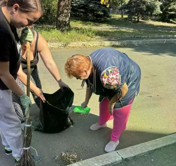 Сегодня, 10 сентября, учреждения образования и здравоохранения, в преддверии празднования Дня города Макеевки, приняли активное участие в акции «Чистый четверг» и привели в надлежащее санитарное состояние свои территории
