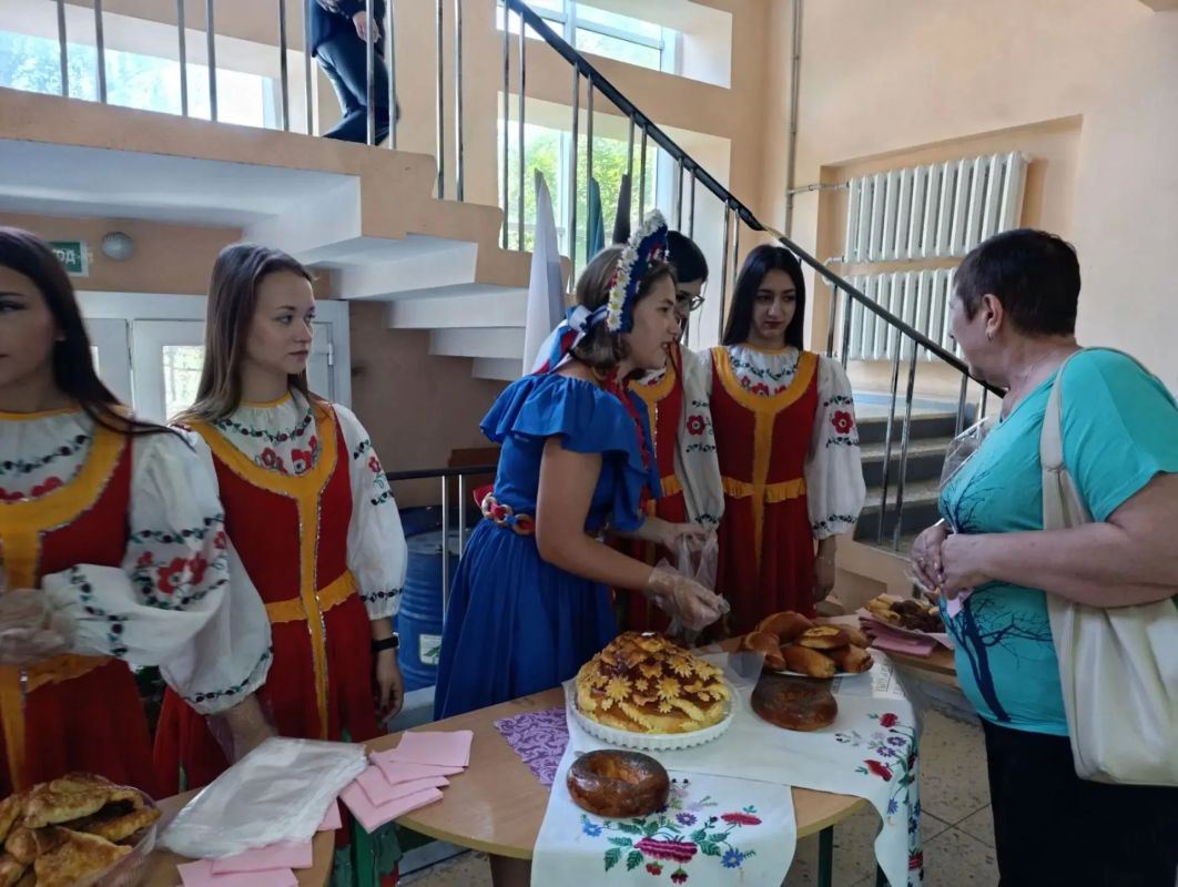 Сегодня, 11 сентября, в холле Управы Червоногвардейского внутригородского района Администрации городского округа Макеевка ко Дню города Макеевки прошла акция «От пряника до кулича: вся Россия в одной Макеевке», в рамках... Сегодня, 11 сентября, в холле Управы Червоногвардейского внутригородского района Администрации городского округа Макеевка ко Дню города Макеевки прошла акция «От пряника до кулича: вся Россия в одной Макеевке», в рамках...
