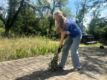 В рамках акции "Маленькие добрые дела" активисты Горняцкого района провели субботник на памятнике «Братская Могила советских воинов»