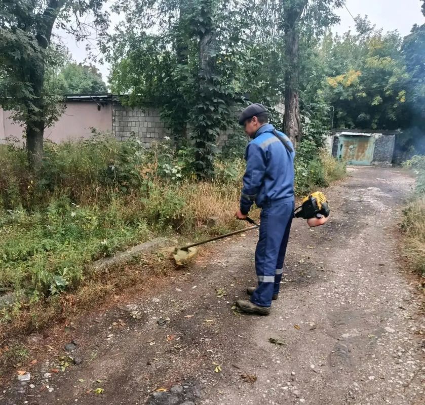 Сегодня, 15 сентября, с целью приведения территории в надлежащее санитарное состояние в Кировском внутригородском районе города Макеевки силами Макеевского филиала НКО «ЕДИНЫЙ РЕГИОНАЛЬНЫЙ ФОНД ПО УПРАВЛЕНИЮ МНОГОКВАРТИРНЫМИ... Сегодня, 15 сентября, с целью приведения территории в надлежащее санитарное состояние в Кировском внутригородском районе города Макеевки силами Макеевского филиала НКО «ЕДИНЫЙ РЕГИОНАЛЬНЫЙ ФОНД ПО УПРАВЛЕНИЮ МНОГОКВАРТИРНЫМИ...