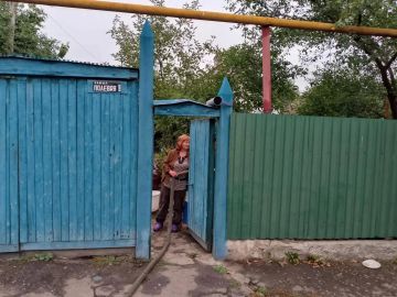 В Кировском внутригородском районе при поддержке региона-шефа Московская область продолжается подвоз воды для жителей домов, в которые в установленный графиком день не поступила вода
