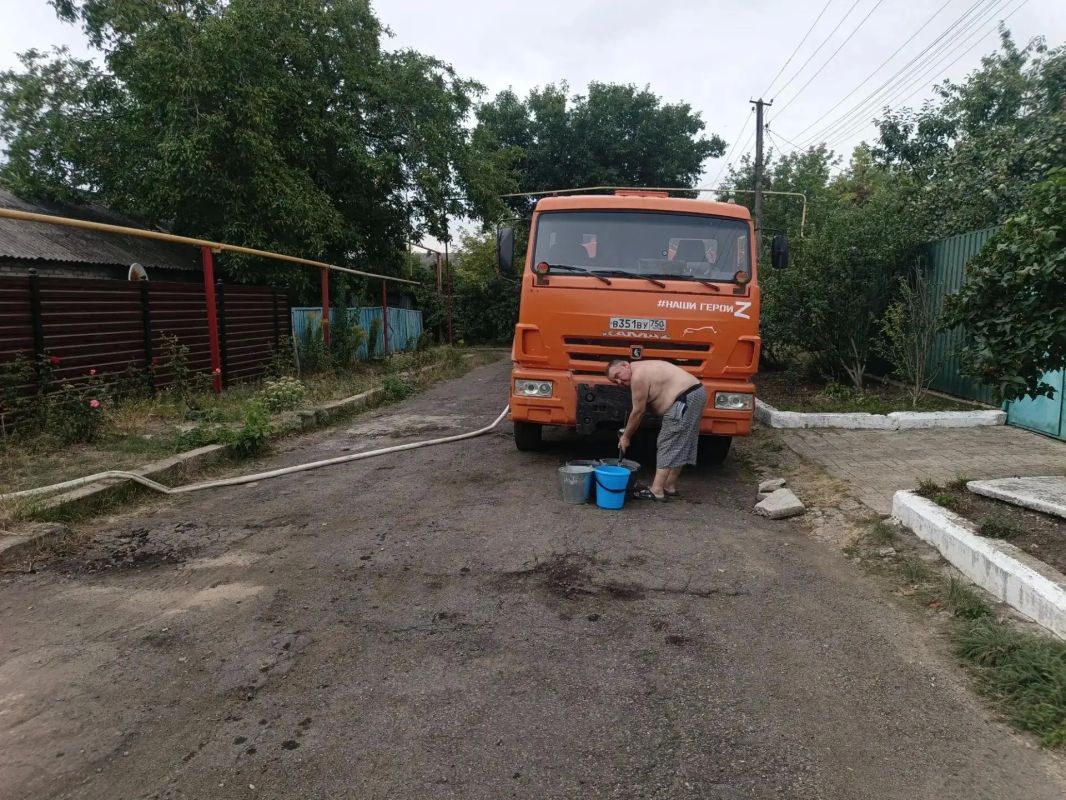 Сегодня, 14 сентября, в Кировском внутригородском районе при поддержке региона-шефа Московская область произведен подвоз воды в жилом массиве «Путь Ильича» для жителей улиц Кальмана, Тихая, Алексеева, Матросова Сегодня, 14 сентября, в Кировском внутригородском районе при поддержке региона-шефа Московская область произведен подвоз воды в жилом массиве «Путь Ильича» для жителей улиц Кальмана, Тихая, Алексеева, Матросова