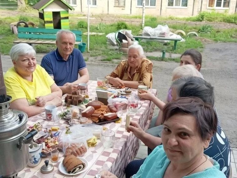 Умение жить по-соседски складывается из простых, но бесценных вещей: чуткости, готовности подставить плечо и искреннего желания участвовать в жизни своего двора Умение жить по-соседски складывается из простых, но бесценных вещей: чуткости, готовности подставить плечо и искреннего желания участвовать в жизни своего двора