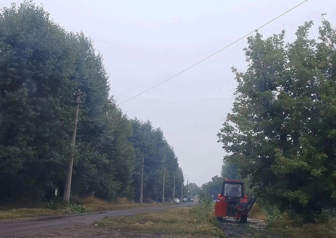 Сегодня, 16 сентября, с целью приведения территории в надлежащее санитарное состояние в Кировском внутригородском районе города Макеевки силами МУП АГМ «Перспектива» проведены работы по покосу травы по ул. Циолковского Сегодня, 16 сентября, с целью приведения территории в надлежащее санитарное состояние в Кировском внутригородском районе города Макеевки силами МУП АГМ «Перспектива» проведены работы по покосу травы по ул. Циолковского