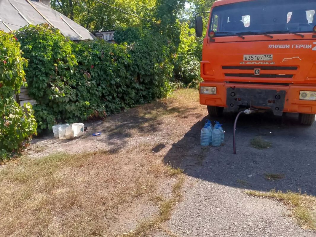 В Кировском внутригородском районе при поддержке региона-шефа Московская область продолжается подвоз воды для жителей домов, в которые в установленный графиком день не поступила вода В Кировском внутригородском районе при поддержке региона-шефа Московская область продолжается подвоз воды для жителей домов, в которые в установленный графиком день не поступила вода