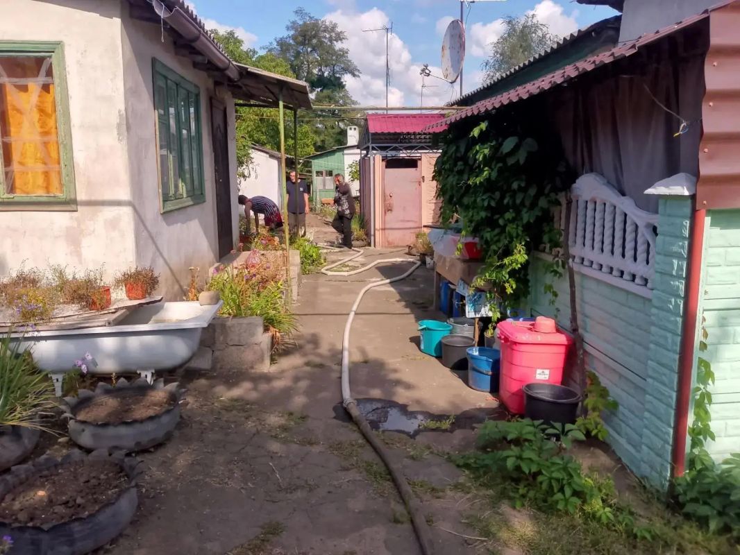 В Кировском внутригородском районе при поддержке региона-шефа Московская область продолжается подвоз воды для жителей домов, в которые в установленный графиком день не поступила вода В Кировском внутригородском районе при поддержке региона-шефа Московская область продолжается подвоз воды для жителей домов, в которые в установленный графиком день не поступила вода