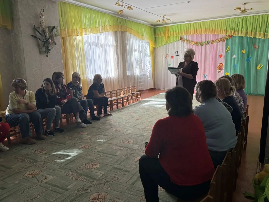 Руководитель Управы Горняцкого внутригородского района Администрации городского округа Макеевка ДНР Инна Кисенко провела встречу с трудовым коллективом на подведомственной территории по адресу: г. Макеевка, ул. Украинская,2а