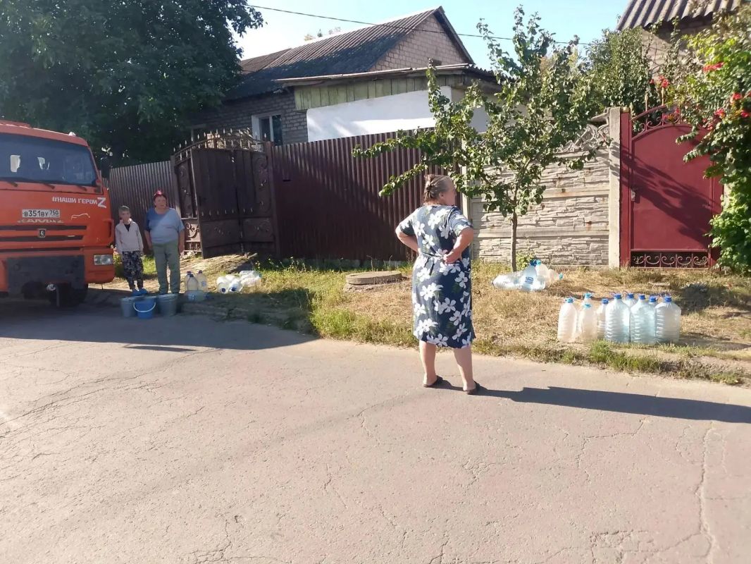 В Кировском внутригородском районе при поддержке региона-шефа Московская область продолжается подвоз воды для жителей домов, в которые в установленный графиком день не поступила вода В Кировском внутригородском районе при поддержке региона-шефа Московская область продолжается подвоз воды для жителей домов, в которые в установленный графиком день не поступила вода