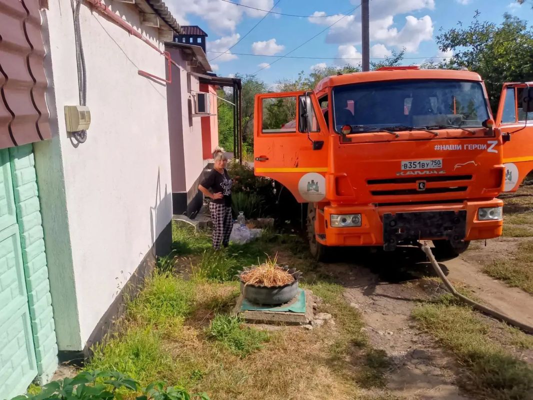 В Кировском внутригородском районе при поддержке региона-шефа Московская область продолжается подвоз воды для жителей домов, в которые в установленный графиком день не поступила вода В Кировском внутригородском районе при поддержке региона-шефа Московская область продолжается подвоз воды для жителей домов, в которые в установленный графиком день не поступила вода