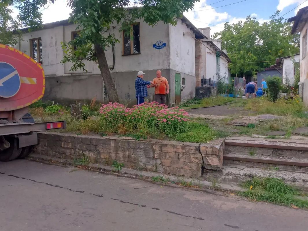В Кировском внутригородском районе при поддержке региона-шефа Московская область продолжается подвоз воды для жителей домов, в которые в установленный графиком день не поступила вода В Кировском внутригородском районе при поддержке региона-шефа Московская область продолжается подвоз воды для жителей домов, в которые в установленный графиком день не поступила вода