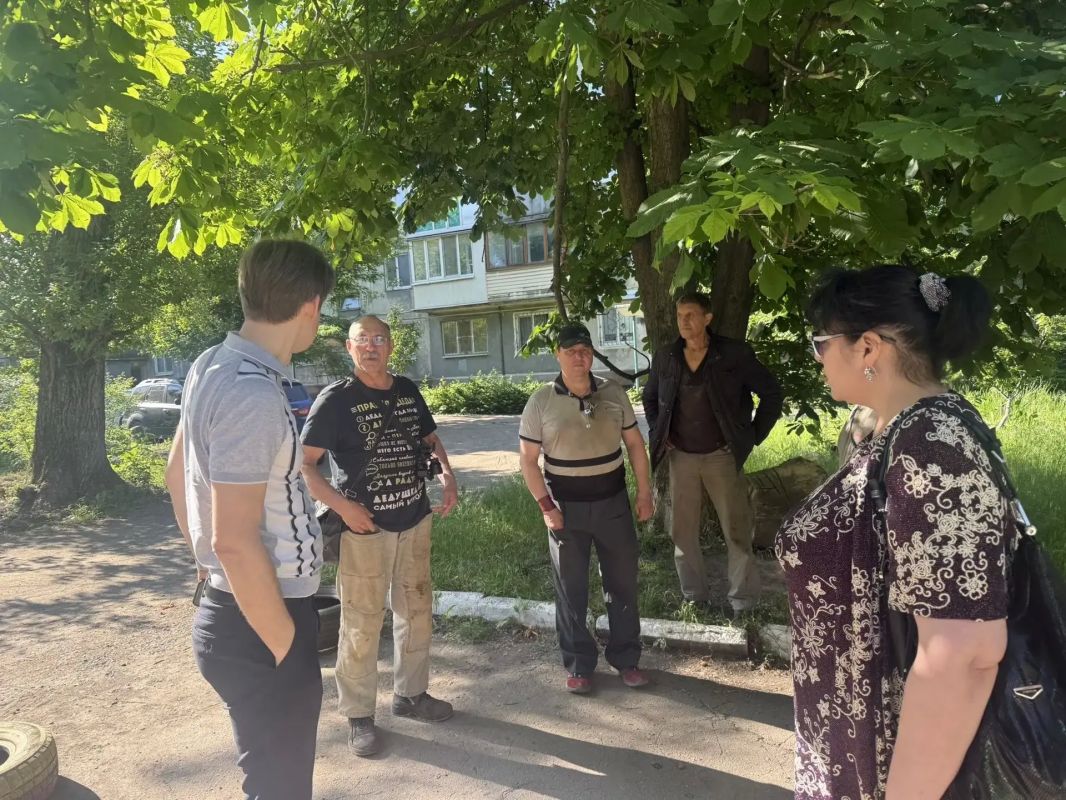 17 сентября, руководитель Управы Центрально-Городского внутригородского района Алексей Еськов провел встречу с гражданами по адресу: г.о. Макеевка, г. Макеевка, кв-л. Гвардейский