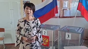 Отдать свой голос на избирательном участке пришла заместитель руководителя Управы Горняцкого внутригородского района Октябрина Иваненко