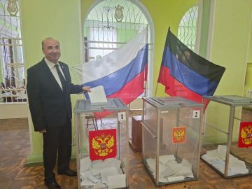 Депутаты Макеевского городского совета: Подгорный Александр Павлович и Лаверченко Андрей Петрович приняли участие в голосовании на выборах в Государственную думу Российской Федерации IX созыва