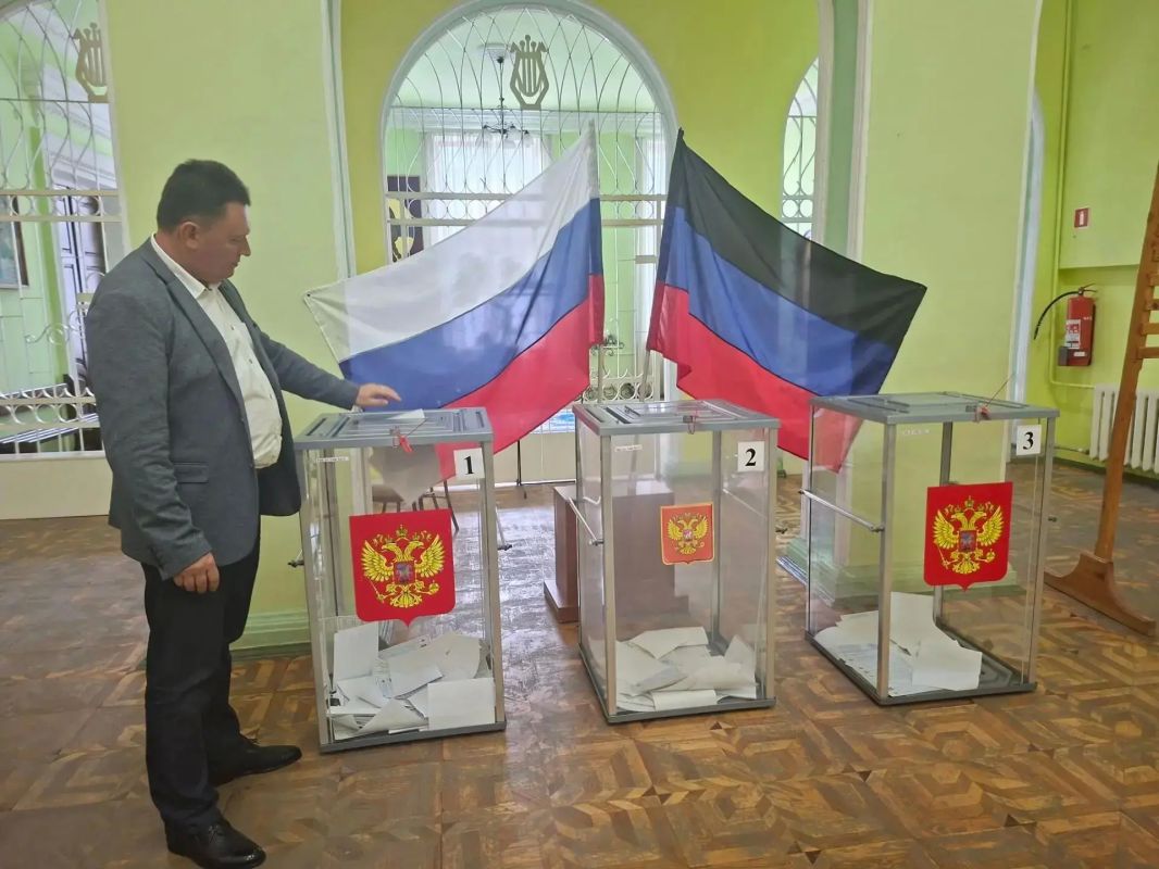 Депутаты Макеевского городского совета: Подгорный Александр Павлович и Лаверченко Андрей Петрович приняли участие в голосовании на выборах в Государственную думу Российской Федерации IX созыва Депутаты Макеевского городского совета: Подгорный Александр Павлович и Лаверченко Андрей Петрович приняли участие в голосовании на выборах в Государственную думу Российской Федерации IX созыва