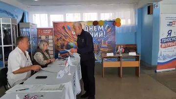 Жители Червоногвардейского района продолжают принимать участие в голосовании