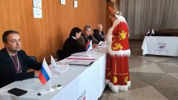 На избирательном участке в Червоногвардейском районе — яркая гостья пришла, чтобы сделать свой выбор и отдать голос за будущее