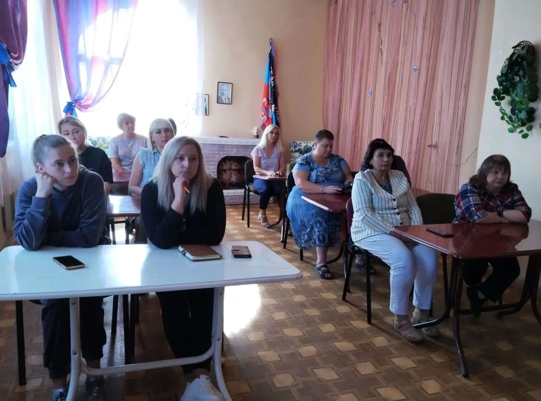 21 сентября провела встречу с коллективом ГБУСО "Центр социального обслуживания населения Червоногвардейского района города Макеевки» 21 сентября провела встречу с коллективом ГБУСО "Центр социального обслуживания населения Червоногвардейского района города Макеевки»