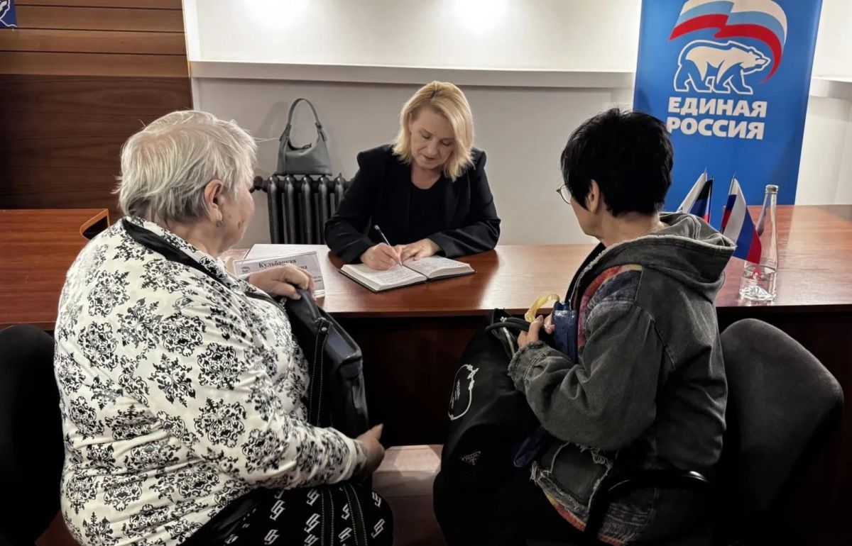 На связи с жителями. Депутаты Юрий Афендиков, Марина Каплянок, Денис Островский, Евгений Белашев, Дмитрий Дикий и Юрий Леонов при поддержке сенатора Российской Федерации Александра Волошина привезли продукты и вещи первой... На связи с жителями. Депутаты Юрий Афендиков, Марина Каплянок, Денис Островский, Евгений Белашев, Дмитрий Дикий и Юрий Леонов при поддержке сенатора Российской Федерации Александра Волошина привезли продукты и вещи первой...