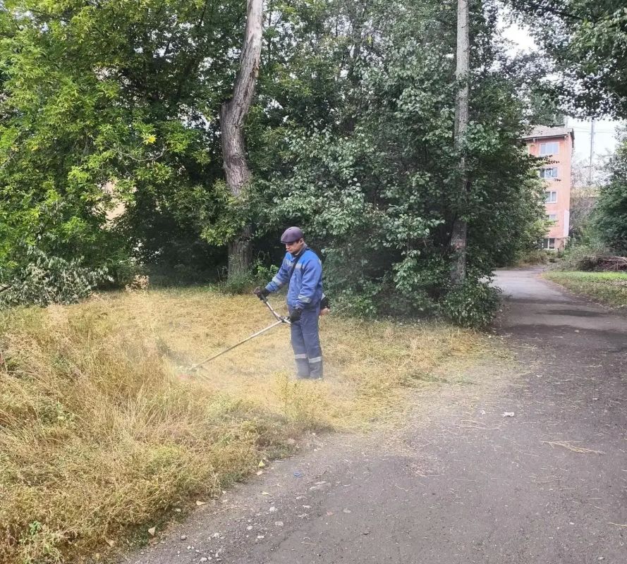 Сегодня, 22 сентября, с целью приведения территории в надлежащее санитарное состояние в Кировском внутригородском районе города Макеевки силами Макеевского филиала НКО «ЕДИНЫЙ РЕГИОНАЛЬНЫЙ ФОНД ПО УПРАВЛЕНИЮ МНОГОКВАРТИРНЫМИ... Сегодня, 22 сентября, с целью приведения территории в надлежащее санитарное состояние в Кировском внутригородском районе города Макеевки силами Макеевского филиала НКО «ЕДИНЫЙ РЕГИОНАЛЬНЫЙ ФОНД ПО УПРАВЛЕНИЮ МНОГОКВАРТИРНЫМИ...