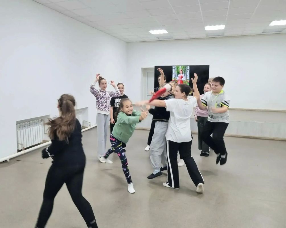Многонациональная Россия – это уникальный культурный калейдоскоп, в котором переплетаются традиции, языки и обычаи различных народов, населяющих нашу страну Многонациональная Россия – это уникальный культурный калейдоскоп, в котором переплетаются традиции, языки и обычаи различных народов, населяющих нашу страну
