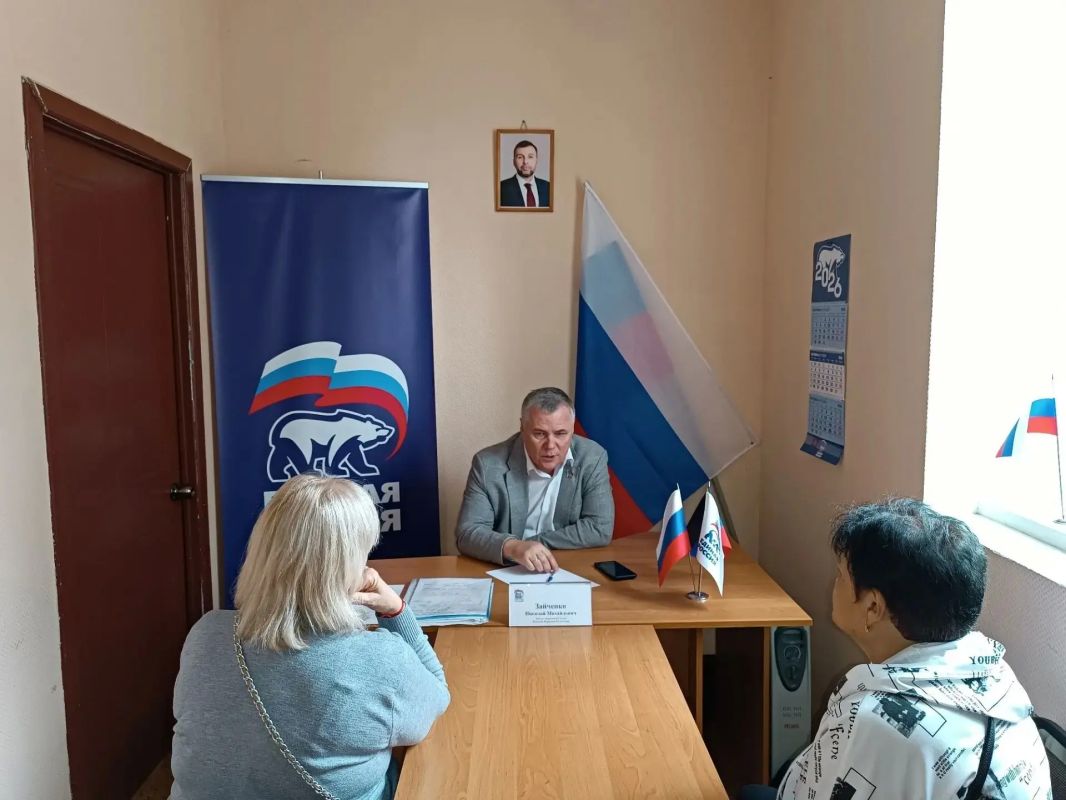 Сегодня, 23 сентября Николай Зайченко, депутат Народного совета ДНР первого созыва провёл приём граждан в Общественной приемной Единой России Червоногвардейского района городского округа Макеевка Сегодня, 23 сентября Николай Зайченко, депутат Народного совета ДНР первого созыва провёл приём граждан в Общественной приемной Единой России Червоногвардейского района городского округа Макеевка