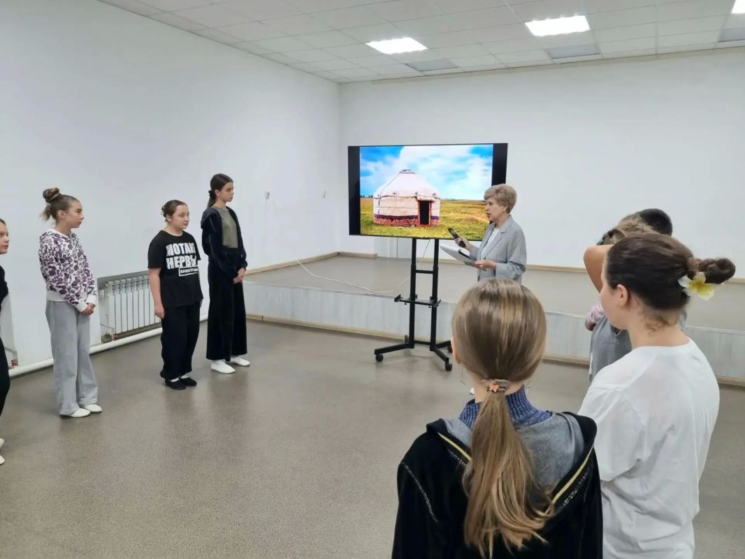 Многонациональная Россия – это уникальный культурный калейдоскоп, в котором переплетаются традиции, языки и обычаи различных народов, населяющих нашу страну Многонациональная Россия – это уникальный культурный калейдоскоп, в котором переплетаются традиции, языки и обычаи различных народов, населяющих нашу страну