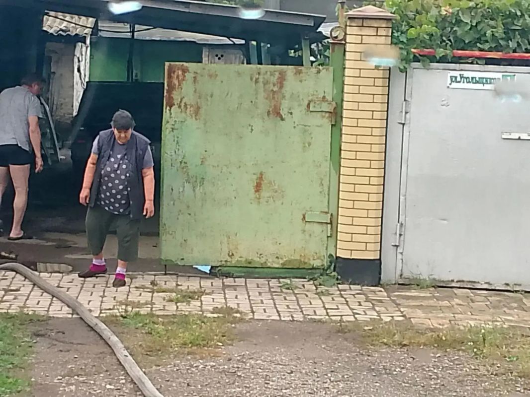В Кировском внутригородском районе при поддержке региона-шефа Московская область продолжается подвоз воды для жителей домов, в которые в установленный графиком день не поступила вода В Кировском внутригородском районе при поддержке региона-шефа Московская область продолжается подвоз воды для жителей домов, в которые в установленный графиком день не поступила вода