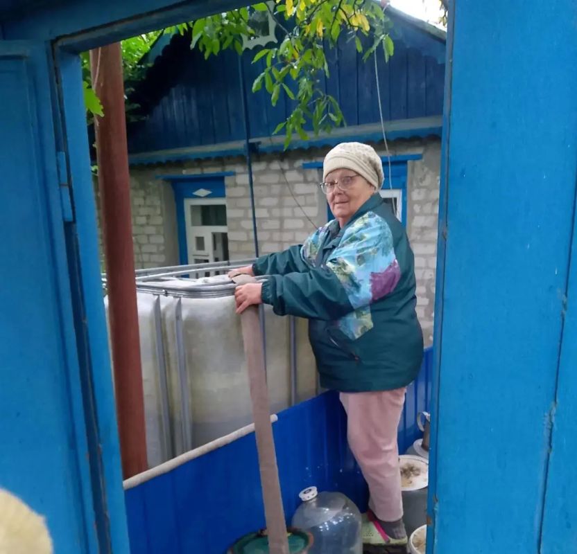 В Кировском внутригородском районе при поддержке региона-шефа Московская область продолжается подвоз воды для жителей домов, в которые в установленный графиком день не поступила вода В Кировском внутригородском районе при поддержке региона-шефа Московская область продолжается подвоз воды для жителей домов, в которые в установленный графиком день не поступила вода
